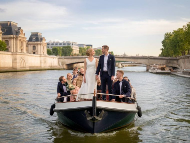 voyage de noces à paris : découvrir les bateaux-mouches sur la seine