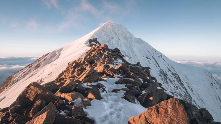 ascension du mont elbrouz en russie : la conquête du plus haut sommet d'europe