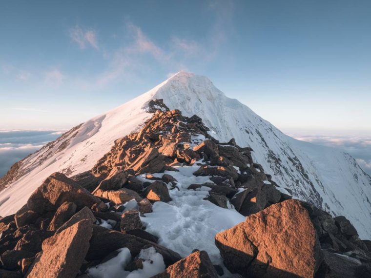 ascension du mont elbrouz en russie : la conquête du plus haut sommet d'europe