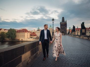 voyage de noces à prague : promenade romantique sur le pont charles