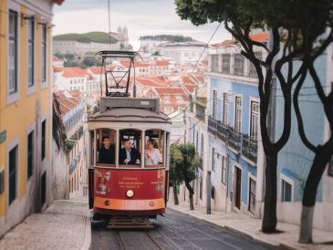 voyage de noces à lisbonne : explorer les quartiers historiques en tramway