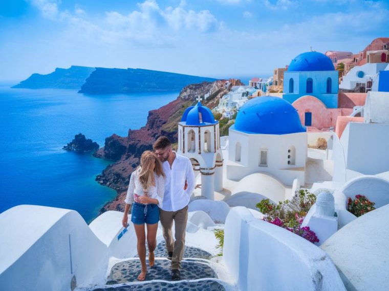 voyage de noces en grèce : explorer les villages blancs de santorin