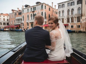 voyage de noces à venise : naviguer en gondole sur le grand canal