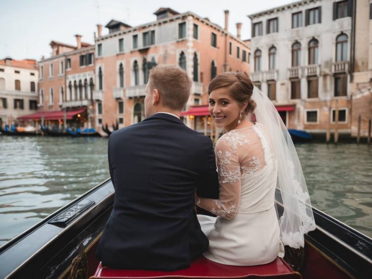 voyage de noces à venise : naviguer en gondole sur le grand canal